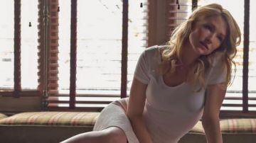 White dress worn by Megan (Haley Bennett) in The Girl on the Train