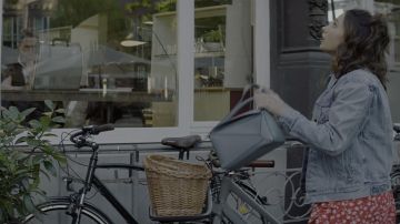 Bolso azul usado por Elena Houghlin (Naomi Scott) en Los ángeles de Charlie