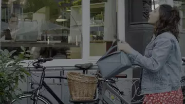 Blue handbag worn by Elena Houghlin (Naomi Scott) in Charlie's Angels