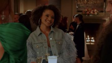 La chaqueta vaquera de David Koma usada por Vanessa Devraux (Jade Payton) en la serie Dinastía (Temporada 3 Episodio 15)