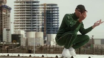 Le pantalon de survêtement vert Lacoste porté par Mister V dans sa vidéo MIAMI HEAT