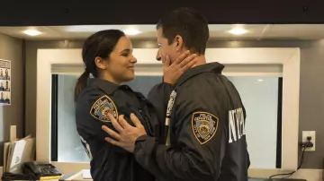 Le blouson de police porté par Amy Santiago (Melissa Fumero) dans la série Brooklyn Nine-Nine