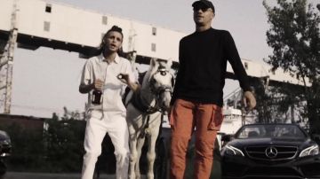 Le pantalon cargo orange porté par Mister V dans son clip FAYA avec MB