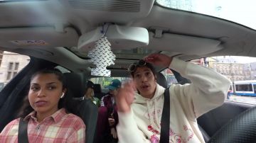 The sweatshirt Gucci white and pink worn by Moha The Dogfish shark in her video clip Amsterdam