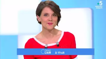 The sweater knit cold detail pointelle and rib stripes lipstick Mélanie Taravant in C to tell the 18.06.2020