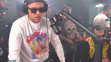 Le t-shirt à manches longues 'Brooklyn' de PLK dans sa video Hier feat. SCH sur #PlanèteRap