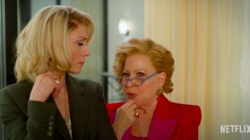 Blazer rosa caliente usado por Hadassah Gold (Bette Midler) en The Politician (Temporada 2)