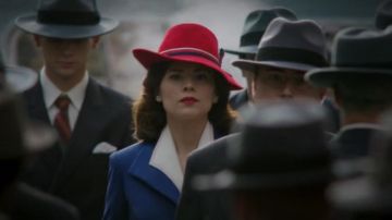 Sombrero rojo Stetson usado por Peggy Carter (Hayley Atwell) en Marvel's Agent Carter (S01E01)