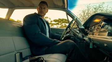 Silver flask used by Luther Hargreeves (Tom Hopper) in The Umbrella Academy (Season 2)