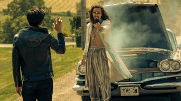 Square sunglasses worn by Klaus Hargreeves (Robert Sheehan) in The Umbrella Academy (Season 2)