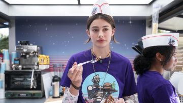 La camiseta Robot de Erin Naird (Diana Silvers) en la serie Space Force