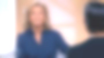 La chemise bleu marine de Claire Chazal dans l'émission Passage des Arts