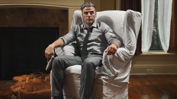The shirt is gray and William Tell (Oscar Isaac) in The Card Counter