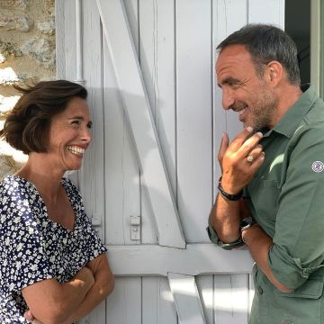 El vestido azul marino de Alessandra Sublet imprimió pequeñas flores en su cuenta de Instagram @alessandra_sublet