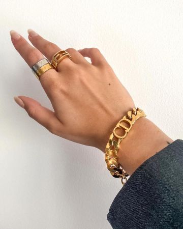 Le bracelet Dior de Romy sur son compte Instagram @romy
