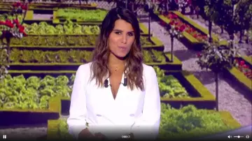 La robe courte col châle portefeuille ceinturée Blanc de Karine Ferri dans Tirage de l'euromilions