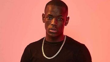 El canal usado por Micheal Ward en una foto promocional de la serie Top Boy (Temporada 3)