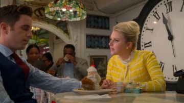 Blazer a rayas amarillas usado por Alice (Julia Schlaepfer) en The Politician (S02E01)