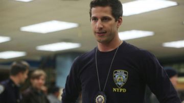 The t-shirt long sleeve NYPD Jake Péralta (Andy Samberg) on Brooklyn Nine-Nine S06E03