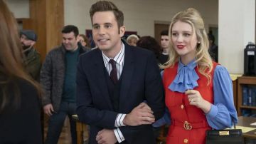 Blusa azul con volantes usada por Alice (Julia Schlaepfer) en The Politician (Temporada 2)