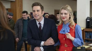 Vestido rojo de Gucci usado por Astrid Sloan (Julia Schlaepfer) en The Politician (Temporada 2)