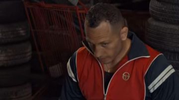 La veste zippée bleu et rouge Sergio Tacchini porté par Kad (Arthur Aspaturian) dans Balle perdue