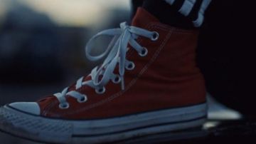 Les baskets Converse Chuck Taylor rouge de Clara (Lola Le Lann) dans Bluebird