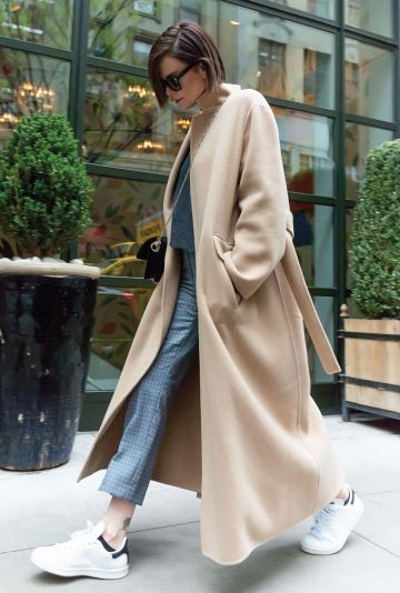 Pantalones grises a cuadros usados por Charlize Theron en la calle en junio de 2019