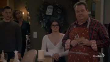 The top white ribbed long sleeves and cover-heart of Alex Dunphy (Ariel Winter) in " Modern Family (S11E09)