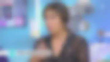 La camisa mixta de seda, cuello de traje estampado de lunares de Émilie Tran Nguyen en C l'hebdo