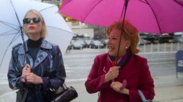 Noir brillant trench porté par Astrid Sloan (Lucy Boynton) dans Le politique (S02E01)