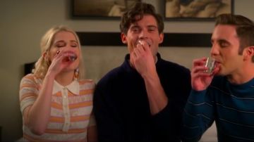 Missoni Robe Rayée porté par Astrid Sloan (Lucy Boynton) dans Le politique (S02E02)