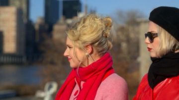 Marc Jacobs Rose Manteau porté par Alice (Julia Schlaepfer) dans Le politique (S02E03)