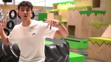 Le t-shirt Nike porté par Inoxtag dans la vidéo Parcours du combattant avec TiboinShape ! Qui sera le plus rapide ?