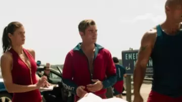 La veste de Lifegard porté par Matt Brody (Zac Efron) dans Baywatch : Alerte à Malibu