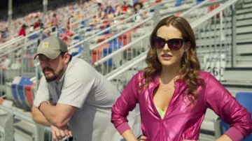 Rose métallisé veste portée par Mel Logan (Riley Keough) à Logan de la Chance