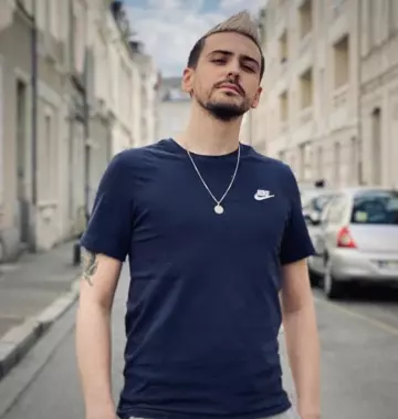 Le t-shirt Nike bleu marine porté par Joyca sur son compte Instagram