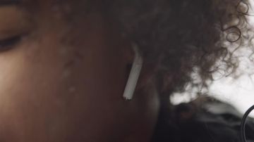 The headphones Apple AirPods worn by Gambi in her video clip MACINTOSH