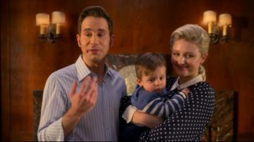 Bleu foncé Dot Robe portée par Alice (Julia Schlaepfer) dans Le politique (S02E07)