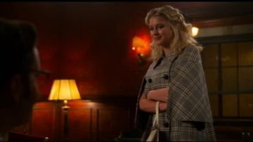 Plaid Cape Manteau porté par Alice (Julia Schlaepfer) dans Le politique (S02E07)