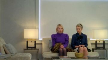 Sandro Violet Ballon Chandail à Manches porté par Astrid Sloan (Lucy Boynton) dans Le politique (S02E07)