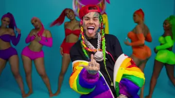 La chaqueta arco iris que lleva 6ix9ine en su clip GOOBA