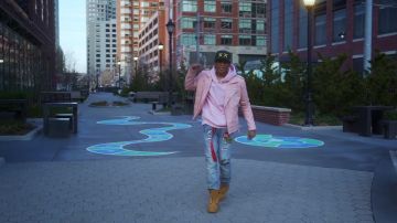 Sudadera con capucha rosa usada por Qeuyl en su video musical Leap