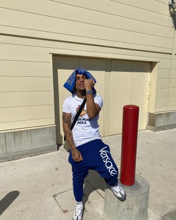 La media de jogging Versace Sport en azul que luce Zola en su cuenta de Instagram @binkszola
