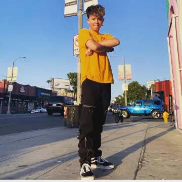 Broken heart T-shirt  worn by Jacob Sartorius  on the Instagram account of @jacob_sartorius_95 