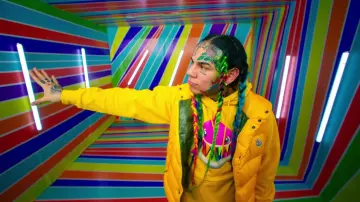 La chaqueta amarilla moncler de plumón que lleva 6ix9ine en su clip GOOBA