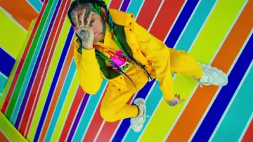 Zapatillas Versace usadas por 6ix9ine en su clip GOOBA
