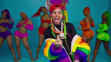 la sudadera negra Crewneck G-star usada por 6ix9ine en su clip GOOBA