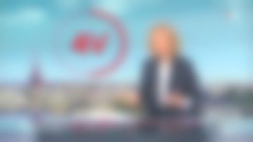 Le pantalon droit taille haute ceinturé à rayures en crêpe de Caroline Roux dans Télématin les 4 vérités