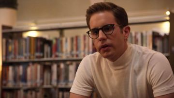 Col roulé blanc t-shirt porté par Payton Hobart (Ben Platt) comme on le voit dans Le politique (Saison 1)